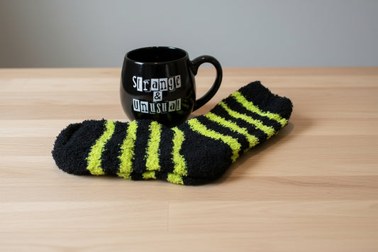 Mugg Strange & unusual + sockor