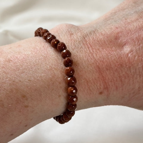 Armband Sandsten röd fasetterad 6 mm
